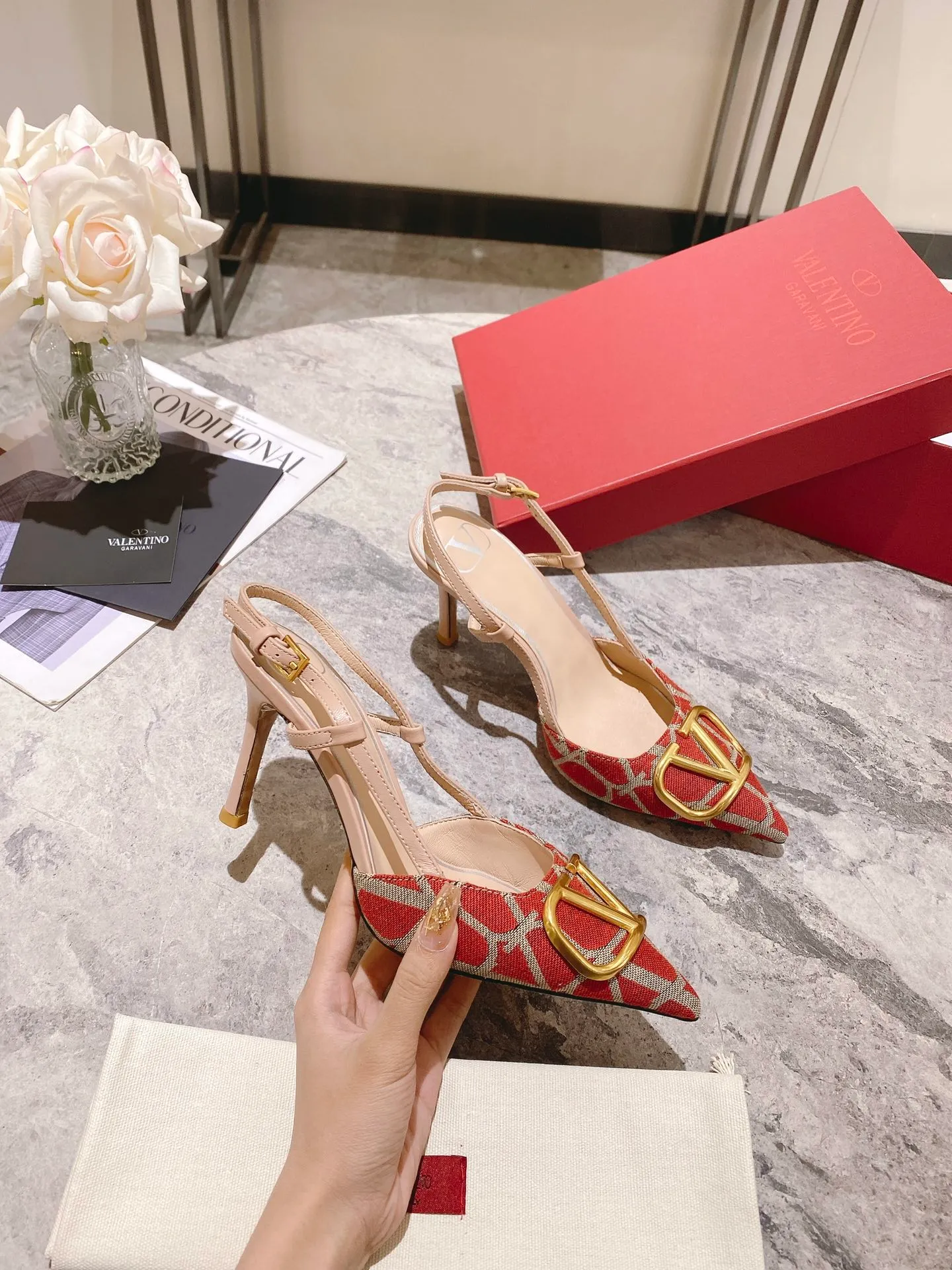 👟👟Ex-factory price 440👟👟 Genuine leather sole +40 Top version 𝑉𝐴𝐿𝐸𝑁𝑇𝐼𝑁𝑂 Valentino 2023 spring and summer new women's 5⃣️color empty back sandals The unique [V logo fabric printing pattern] brings out a full sense of high-end, and the new season will live up to expectations! Worth buying★Absolutely high-grade❥Original method, Absolutely sensual❥Elegant style, creating a different feeling, simple and elegant style!  Code number: 35-41 (34-42 customized) Fabric: Fabric printed cloth Lining: Sheepskin lining Heel height: 3 options 5cm-8cm-10cm Leather outsole Rubber outsole